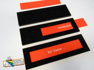 Verwisselbare perspex stoelplaatjes gemaakt voor skyboxen in diverse stadions, mag ook in andere kleurcombinatie.